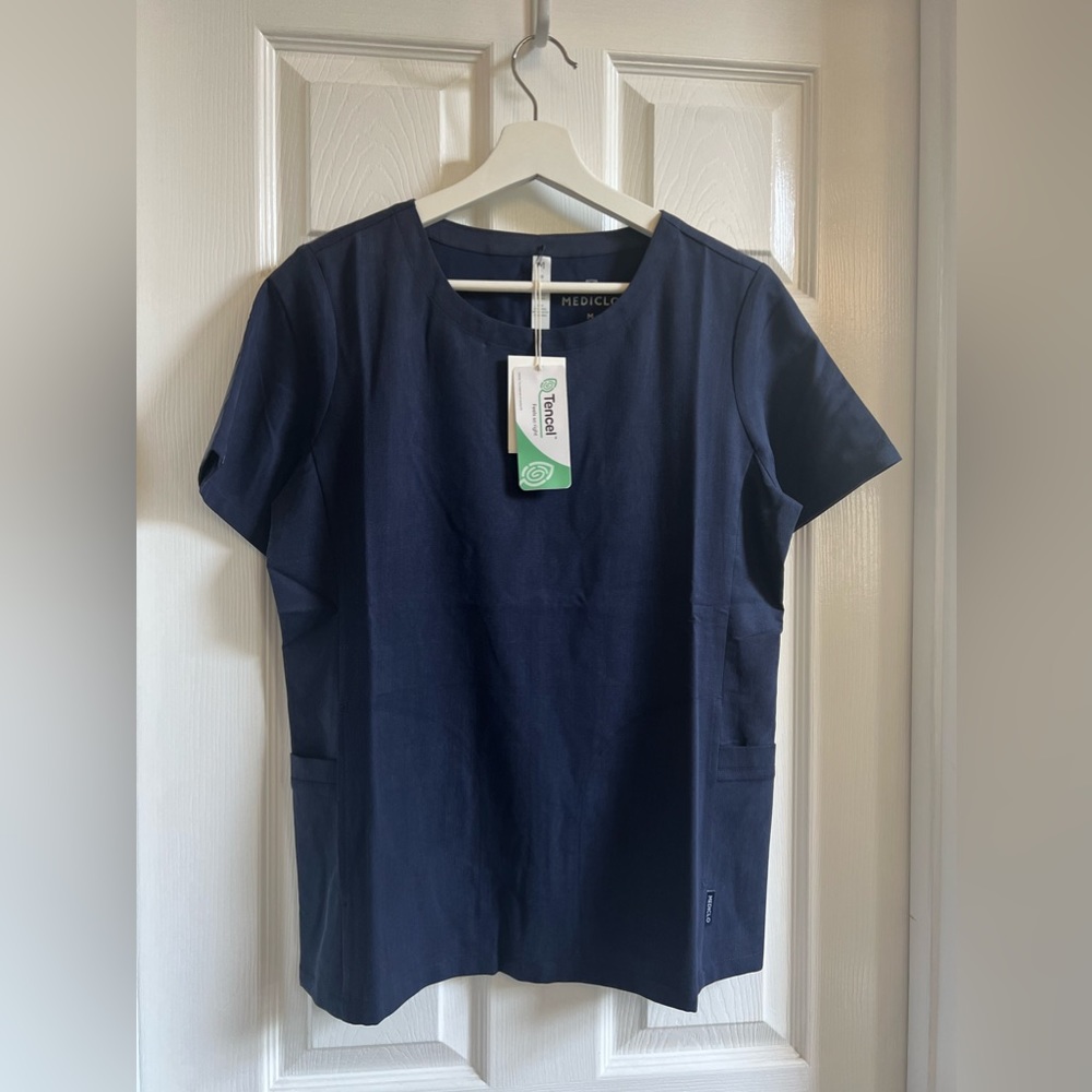 MEDICLO Tencel (plant based) scrub top - navy